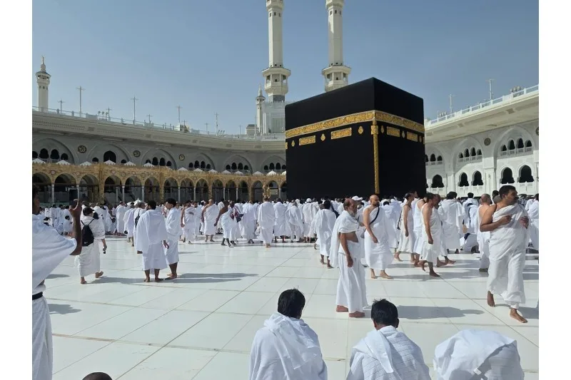 Kâbe çevresinde beyaz ihram giymiş hacı ve umreciler
