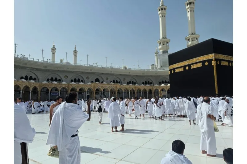 Mescid-i Haram avlusunda ihram örtüsüne bürünmüş erkekler, arkadan görünüm