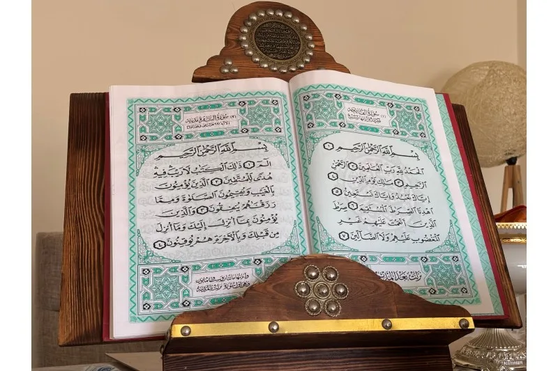 Ahşap rahle üzerinde Fatiha sayfası açık Kur'an-ı Kerim