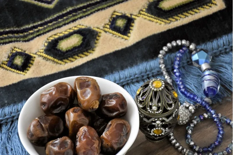 Seccade üzerinde kasede hurma, tesbih ve küçük süslü kutu